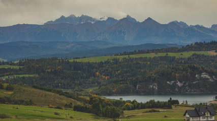 Fototapeta na wymiar Jezioro Czorsztyńskie z Tatrami w tle 