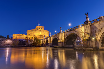 Obraz premium The Castel Sant Angelo and the Sant Angelo bridge in Rome at night