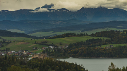 Zamek, jezioro i góry 