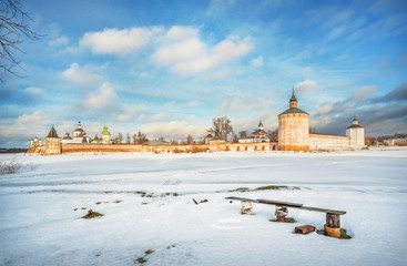 Кирилло-Белозерский монастырь и лавочка Kirillo-Belozersky Monastery and a makeshift bench