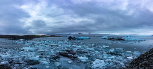 Fototapeta na wymiar The glacier lake of Jokulsarlon in Iceland