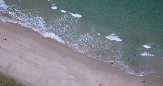 Vistas desde arriba al mar y la playa - Drone 4K