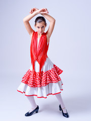 bailarina de ballet con traje de flamenca rojo y blanco aislada con fondo blanco. Clases de flamenco en la escuela de danza clásica