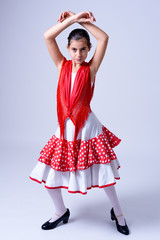 bailarina de ballet con traje de flamenca rojo y blanco aislada con fondo blanco. Clases de flamenco en la escuela de danza clásica