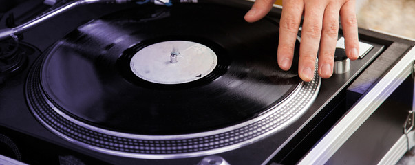 Vinyl auf Platteenspieler, DJ