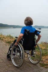 Frau im Rollstuhl am Rhein