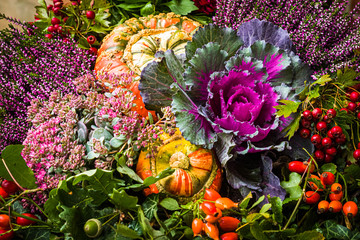Herbstdekoration mit Kürbis