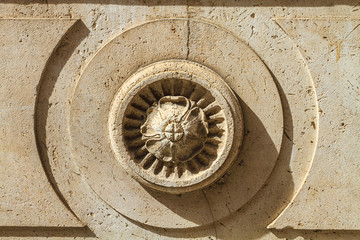 Sandsteinwand mit rundem Ornament