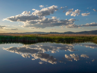 Nubes reflejadas en la laguna de Las Tablas de Daimiel al atardecer © Juanmi