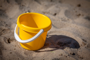 Fototapeta na wymiar yellow bucket on the beach