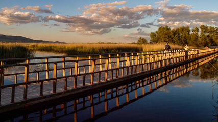 Pasarela de madera en Las Tablas de Daimiel con dos personas al atardecer