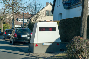 Poliscan Enforcement Trailer,  als Anhänger getarnter mobiler Blitzer auf einem Parkplatz,...