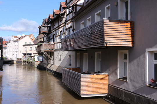 Historische Geb&auml;ude an einem kleinen Fluss im Zentrum von Forchheim in Bayern
