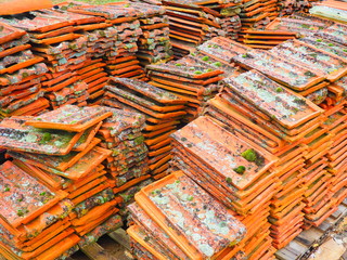 Tejas antiguas apiladas