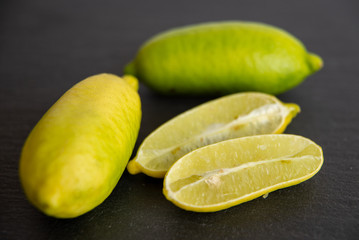 finger lime tagliati, su tagliere scuro