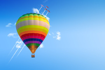 Obraz premium Success in business. Upward movement. Mail delivery service by air anywhere in the world. Hot air balloon trip. Romantic trip. Exploration of the world. planes in the background