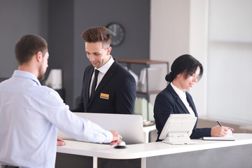 Obraz premium Receptionists working with visitor in office