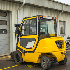 Fototapeta na wymiar Forklift truck. A special small loader for lifting and transporting weights.