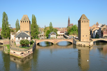 Fototapeta na wymiar Vue sur les ponts couverts et la petite France à Strasbourg, France