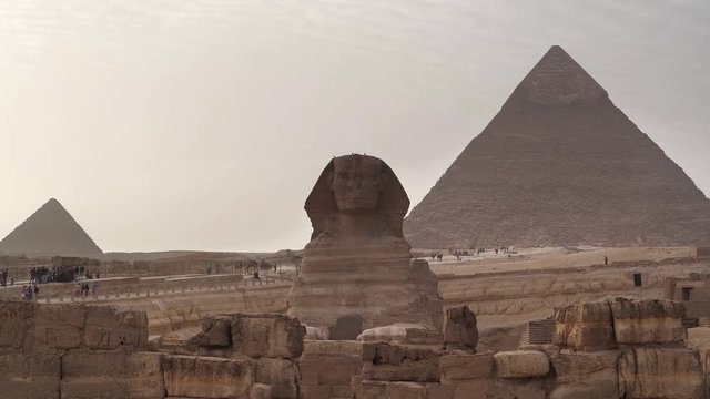 Great Sphinx of Giza, pyramid of Khafre and Menkaure, Cairo, Egypt