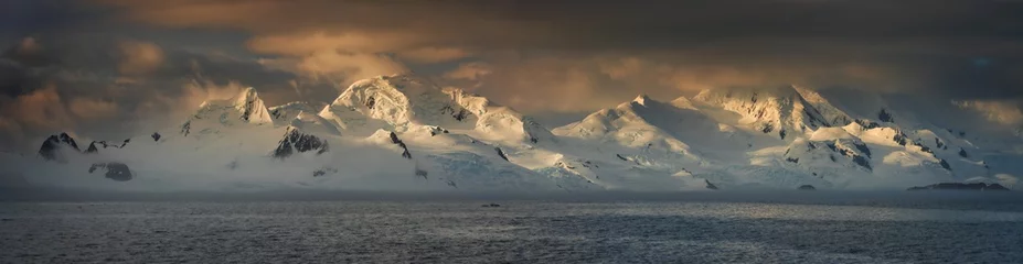 Afwasbaar Fotobehang Antarctica panorama van zonsondergang in Antarctische bergen