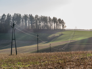 Strommasten im Feld