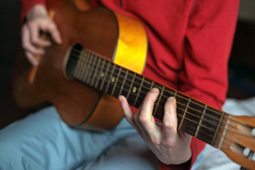 Obraz premium virtuoso guitarist playing his acoustic guitar