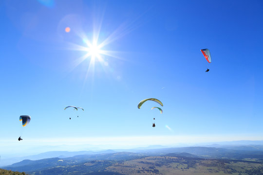 Parapente en haut du puy de D&ocirc;me, Auvergne, France