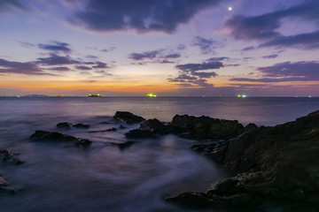 空に月と火星とアンタレスの寄り添う夜明けの磯DSC3097.