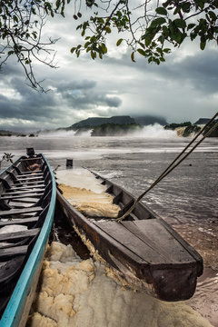 lanchas en laguna canaima en venezuela