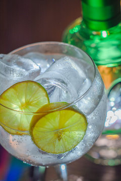 Close Up de GinTonic con rodajas de lim&oacute;n