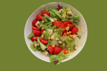 Salade printanière aux fraises et aux kiwis