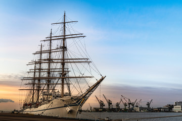日本　神戸港に寄港停泊中の朝の練習帆船