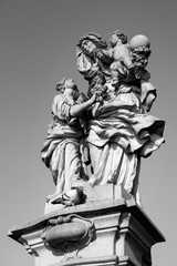 statue in black and withe 