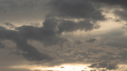 céu prateado com nuvens cinzas