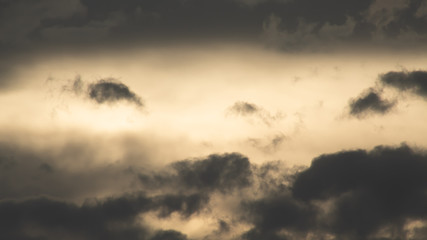 céu prateado com nuvens cinzas