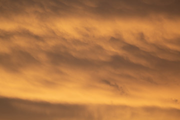 nuvens laranjas no pôr-do-sol