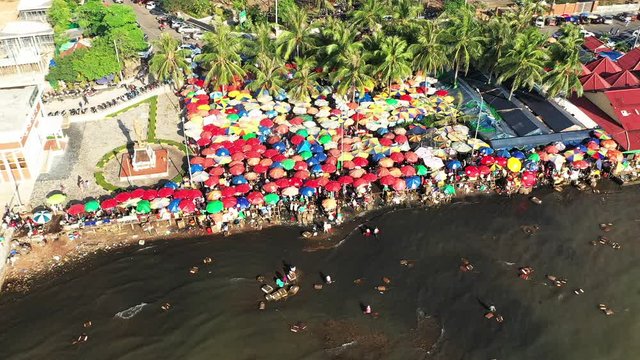 Les vendeurs de nourritures et p&ecirc;cheurs du march&eacute; aux crabes de Kep, Au Cambodge