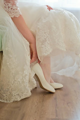 Fototapeta na wymiar the bride wears wedding shoes