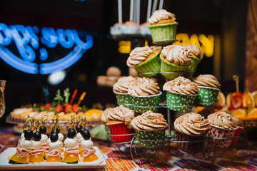 Freshly made cupcakes stand on a stand.