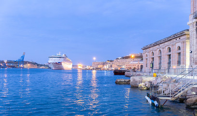 Obraz premium Cruise ship in Valletta Grand Harbour Malta