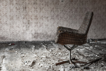stary zniszczony fotel w opuszczonym budynku © Adam