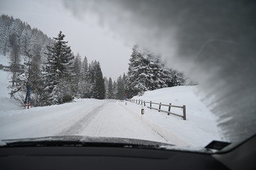 Blick auf die Strasse im Schnee 
