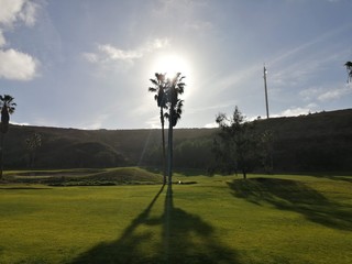 Fototapeta na wymiar cielo nubes campo pasto arboles campo de golf