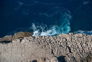 Drohnenperspektive oder Vogelperspektive schroffe Felsk&uuml;ste bei Cap de Formentor, Mallorca