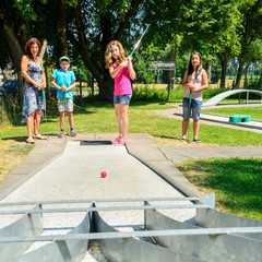eine Partie Minigolf mit den Kids