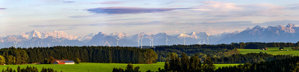 Windpark am Alpenrand im Abendlicht