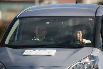 運転の練習をする男性