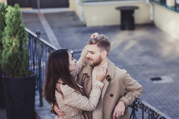 Naklejka premium sweet couple spending best leisure time in city, wear casual outfits