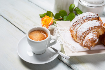 Tazzina di caldo e cremoso espresso italiano con cornetti freschi, Colazione Italiana